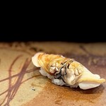 鮨 難波 - ニハマ。 古きよきこってりと甘いツメではなく、少しさらっとした甘さ控えめの現代的なツメ。 柔らかに煮た蛤の旨味を引きだしシャリと馴染む旨さ。