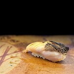 鮨 難波 - クロムツ。 こちらは炙り。 握った後に、炭火でじっくり炙ります。 その音と香りもご馳走になっちゃう。 生感をわずかに残したところでいただきます。 あー、旨〜。 ただし、アカムツの脂の旨味にはちょい劣るかなぁ。