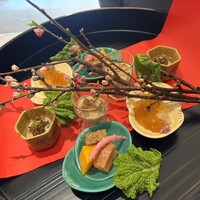 らん亭～ 美日庵 - 八寸。ウルイとホタテのヒモの胡麻和え、ホタルイカと湯葉、鶏の松風、自家製スモークサーモン、卵焼き、白魚、ヒラメの昆布〆とウドのポン酢ジュレだったか…細かい所違ってたらごめんなさい。