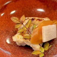 鮨 難波 - アマダイとカラスミ。 あー、こういうのはヤバい。 焼き魚の帝王、アマダイ。 酒肴ヒエラルキー位階第3位のカラスミ。 これは一番酒が進むやつ。 気づいたら、眼の前からアマダイが消えてた。 認知症ってこんな感じ？ カラスミはいつもポケットに入れておきたいアイテム。 これ1切れで1合飲める。 もちろん、お代わり。