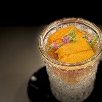 鮨 難波 - ウニとカニ。 美しいガラスの器を満たすのは、小さめのカニなら一杯分は軽くあるであろう、ぎっしりと詰め込まれたズワイガニの身。 その上に優しいポン酢のジュレ、そしてウニ。 小さいながらも強烈に贅沢な一品からスタート。