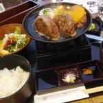 とろけるハンバーグ 福よし - とろけるチーズハンバーグ御膳（調味料をセット⇨半分に切りました。）