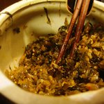 麺's room 神虎 - 中身はニラ、高菜、紅ショウガです。