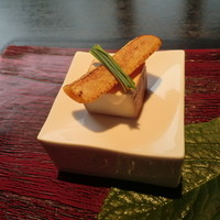 一游 - 突き出し：燻製豆腐と自家製カラスミ
