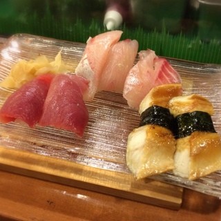 Sushi Yoshi - 握りもネタがいちいち大きくて、シャリを包み込むように♪