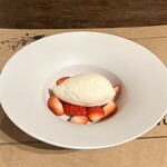 Nonna Nietta - ⚫︎ブルーチーズアイス 苺
      アイス激うまああああああああああ！
      めちゃくちゃ良いわね！！！
      ブルーチーズって一般的にスイーツに使わなさそうなやつだけど、この癖と甘塩っぱい感じが最高に良い！