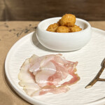 Nonna Nietta - ⚫︎菊芋ニョッキ 梅山豚9ヶ月生ハム
      菊芋の土っぽさ少し残してるのが良い！美味しいフリット！熱々！
      生ハムも一般的な安いやつと全然違うから生ハム好んで食べない私も、うめぇ〜なる