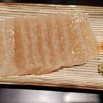 ワタリガラス - 手づくりこんにゃく。赤い柚子胡椒とワサビ付き。