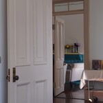 北野異人館 旧ムーア邸 - 向こうの暖炉のお部屋もカフェ利用ができます