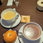 カフェ ラストワルツ - ホットジンジャー¥500、ホットチョコレート¥500、あんパン¥200