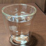 カフェ ラストワルツ - お水のコップは二重ガラス