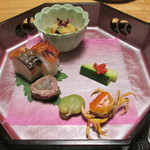 Magi Onsen - 夕食（前菜：沢蟹唐揚げ、空豆、牛肉の八幡巻、鰻寿司、もろきゅう、鱒のヌタ）