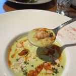 ポアジェ - グリーンピースのクリームポタージュ 赤海老のソテーの浮き身