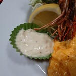ひかり食堂 - タルタルソースもキチンと自家製で
酸味が爽やかで美味しかった

市販のタルタルと書いた為に
苦情を通報してきた某カフェの
全く美味しくないタルタルソースとは大違い（笑）