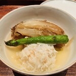 廣澤 - 【写真⑧】毛鹿鮫(宮城県気仙沼市)のフカヒレと松葉蟹(兵庫県香住町)の上湯餡掛け、グリーンアスパラガス(熊本県)、黄韮(岡山県)