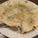イタリアン 亀戸 Osteria Hana - ゴルゴンゾーラピザはチーズの癖が結構効いてました。ハチミツ多めでチーズとバランス取ってる感じかな。1250円。