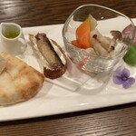 イタリアン 亀戸 Osteria Hana - 今日の前菜盛り合わせ。パンが何気に美味しい。880円。