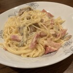 イタリアン 亀戸 Osteria Hana - カルボナーラはマイタケの旨味がしっかり感じられてベーコンの塩味とチーズがバランス良い感じ。1430円。
