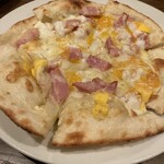 イタリアン 亀戸 Osteria Hana - ベーコン、オニオン、卵のピザは生地に塩味がところどころ感じられアクセントになってます。子供が爆食いでした。1320円。