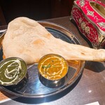 ダンニャバード - 料理写真:メンズセット1600円　サグチキンと野菜カレー、ナン