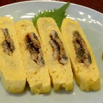うなぎ 桜家 - 【焼き物】鰻巻は卵焼き好きには堪らない逸品で、酒の肴としても愉しめます。他のお店と比較すると卵の量が多いです。