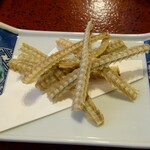 うなぎ 桜家 - 【前菜】鰻甘露煮が売り切れで代わりに骨せんべいが提供されました。酒のアテではなく孫のおやつとなりました。どうやら親子三代でご厄介になりそうです。