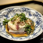 道人 - 厚切りのてっさ、てっぴと白子も一緒に、こちらもしっかりかき混ぜて、酢の物仕立てに。
      河豚の旨み、てっぴの食感、白子のコクを、ちり酢の爽やかさが包んでくれます♪