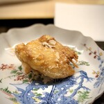 道人 - 揚物は、天然虎河豚の唐揚げ♪
      これも立派！！
      絶妙な塩梅の味付けに、その身は弾力お化け（笑）。
      もう、ぶりんぶりんです。