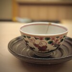 道人 - 柚子の香りがしっかりの柚子香煎茶を、かわいい器でいただきます。
      心を落ち着かせ、胃袋を温めて、幸せ時間への準備完了です。