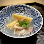 道人 - 炊合せは、嬉しい初モノの筍と蛤♪
      春らしさが一気に花開きます。
      鹿児島からという筍の穂先はホックリと柔らかく、すでに甘さもしっかり(^^)
      蛤出汁も充実して、なんとも幸せな炊合せ。