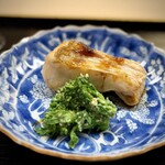 道人 - 焼物は、立派な白甘鯛。
      むむっ！これは一部の隙もない焼き。ふっくらと味わいが広がっていきます。
      菜の花の胡麻和えも良き…