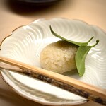 道人 - 中には、爽やかな甘さの金柑餡が詰まった椿餅。
      これはお見事なお菓子〜♪
      柑橘と甘さとの組み合わせって、本当に大好物です。