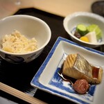 道人 - 今年初めて炊いたという筍ごはん。これはラッキー！
      そして、脇にはトロ鰆の梅煮。
      ふっくら、そして脂乗りのいい鰆を、梅が爽やかに食べさせてくれます。