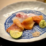 道人 - お造りは、明石の鯛と大分の赤貝。
      赤貝、とっても大きい(^^)
      あの、パーン！とくる香りは控えめながら、噛み締めた時の旨みがめっぽう強い。
      あの鮮烈さもいいですが、こちらもとっても好み♪