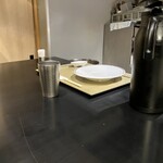 鯛白湯らーめん ○de▽ - カウンター席卓上1