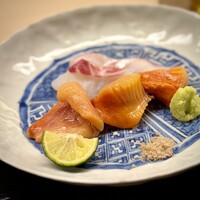 道人 - お造りは、明石の鯛と大分の赤貝。
                      赤貝、とっても大きい(^^)
                      あの、パーン！とくる香りは控えめながら、噛み締めた時の旨みがめっぽう強い。
                      あの鮮烈さもいいですが、こちらもとっても好み♪
