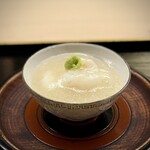 道人 - なんてお上品な蕪あんかけ。
      伊勢海老自体は、その身に特段の旨味は持っていないと思っていますが、その食感で、お出汁の効いた蕪あんかけを引き立てているように感じます。