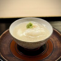 道人 - なんてお上品な蕪あんかけ。
                    伊勢海老自体は、その身に特段の旨味は持っていないと思っていますが、その食感で、お出汁の効いた蕪あんかけを引き立てているように感じます。