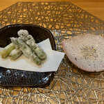 虹鱗 - 国産のアスパラの天ぷら