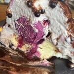 EMILY TEA&BREAD 湘南平塚店 - 食べ進めて行くと中にカシスアイスが。