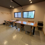 虹鱗 - テーブル席