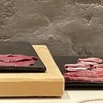 牛肉寿司 きんたん - 左はハツ　右奥はタン元と縞鯵　