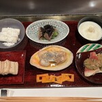 カハラ - 左上はウド、右上はモッツァレラチーズ、真ん中下は万寿貝、左下は穴子と黒米