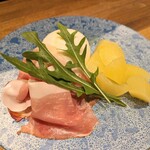 MEAT＆GRILL MARCO - リンゴのコンポートとブッラータのカプレーゼ