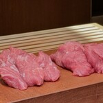 京町堀 なかむら - 左から順に、バークシャーヒレ 50、岩中ポーク 肩ロース、まる豚 シンタマ、南の島豚 ロース、金華豚 ロース