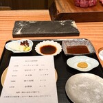 京町堀 なかむら - 配膳盆（奥にあるお皿にできあがったとんかつが置かれていきます）