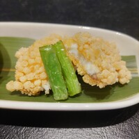 泳ぎとらふぐ活蟹料理 あじ平 曽根崎 - 先付　白身魚のあられ揚げｕｐ
