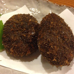 涿屋 - イカ墨入りパン粉で揚げたコロッケ