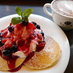 マリダリカフェ - ベリーベリーパンケーキ