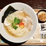 週末麺処 らくらひとしな - 真鯛清湯そば（小鉢＋味変用に黒七味と柚子胡椒）